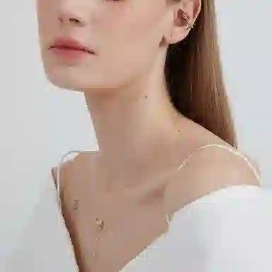 925