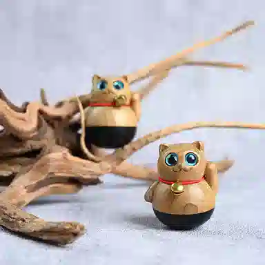 天纵 新中式财源滚滚创意文玩 办公室桌面吉祥物手工艺品  实木雕刻可爱招财猫不倒翁好运手把件 楠木 摆件 男女同款情侣款