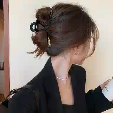 LACEROOM Large Black Shark Clip