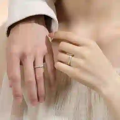 925