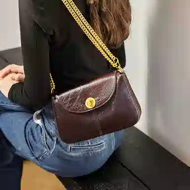 纳兰杜 女包百搭潮流高颜值女生包包精致优雅 牛皮革合成革 链条包小方包斜挎包单肩包 中号 女款 酒红色/子夜黑