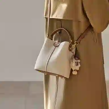 纳兰杜 高级感水桶包简约潮流百搭时尚通勤女包 头层牛皮拼合成革 手提包单肩包 迷你 女款 米白拼咖色