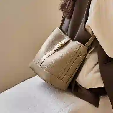 纳兰杜 女包百搭女士休闲简约实用品牌包包 头层牛皮拼合成革 水桶包通勤包单肩包斜挎包 女款 大象灰 小号