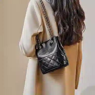 纳兰杜 包包女时尚小众潮流百搭实用品牌女包 牛皮拼合成革 水桶包斜挎包单肩包菱格包 中号 女款 子夜黑/米白色