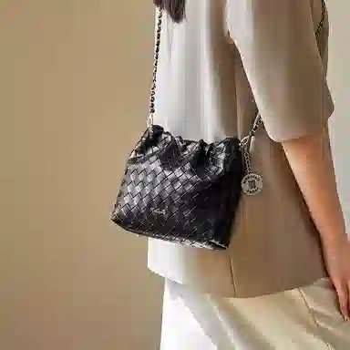 纳兰杜 潮流时尚百搭编织设计褶皱包 牛剖层革拼合成革 链条包斜挎包单肩包 小号 女款 子夜黑/米白色/太空银