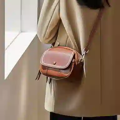 纳兰杜 女士包轻复古高级感百搭小众洋气简约休闲实用女包 牛皮拼合成革 小圆包斜挎单肩包 小号 女款 焦糖棕/夜幕黑/米白色