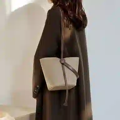 纳兰杜 包包女时尚百搭小众通勤潮流女包 牛皮 水桶包斜挎包单肩包手提包 小号 女款 风衣灰