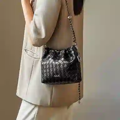 纳兰杜 潮流时尚百搭编织设计褶皱包 牛剖层革拼合成革 链条包斜挎包单肩包 小号 女款 子夜黑/米白色/太空银