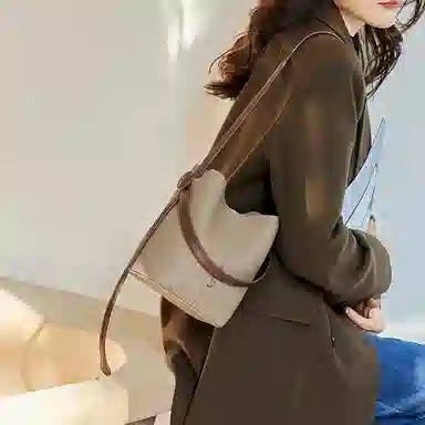 纳兰杜 包包女时尚百搭小众通勤潮流女包 牛皮 水桶包斜挎包单肩包手提包 小号 女款 风衣灰