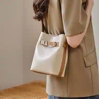 纳兰杜 包包女通勤百搭高级感简约精致休闲女包 牛皮拼合成革 水桶包单肩斜挎包 中号 女款 子夜黑