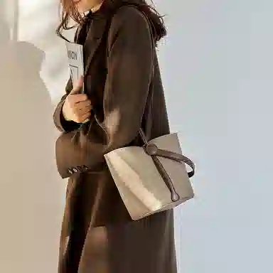 纳兰杜 包包女时尚百搭小众通勤潮流女包 牛皮 水桶包斜挎包单肩包手提包 小号 女款 风衣灰