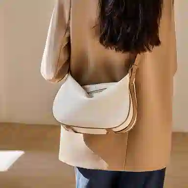 纳兰杜 饺子包女通勤实用高级感百搭潮流女包时尚少女包 牛皮合成革 单肩斜挎包腋下包 大号 女款 米白拼棕