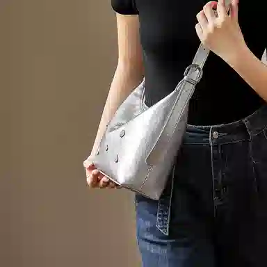 纳兰杜 大容量潮流甜酷少女百搭时尚高颜值小众 牛皮拼合成革 腋下包单肩包斜挎包托特包 大号 女款 银色/黑色