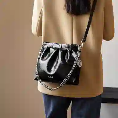 纳兰杜 潮流百搭时尚褶皱少女链条垃圾袋包 合成革 水桶包单肩包流浪包 常规 女款 子夜黑/米白色