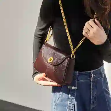 纳兰杜 女包百搭潮流高颜值女生包包精致优雅 牛皮革合成革 链条包小方包斜挎包单肩包 中号 女款 酒红色/子夜黑