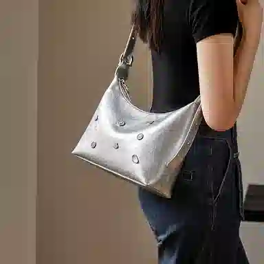 纳兰杜 大容量潮流甜酷少女百搭时尚高颜值小众 牛皮拼合成革 腋下包单肩包斜挎包托特包 大号 女款 银色/黑色