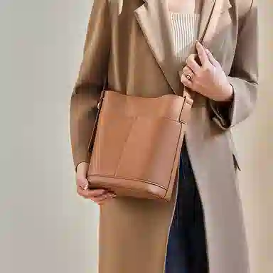 纳兰杜 百搭潮流通勤单肩包女 牛皮 斜挎包 大号 女款 金棕色/咖色/米白拼杏