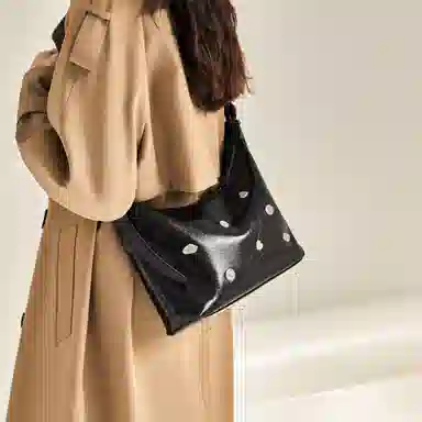 纳兰杜 大容量潮流甜酷少女百搭时尚高颜值小众 牛皮拼合成革 腋下包单肩包斜挎包托特包 大号 女款 银色/黑色