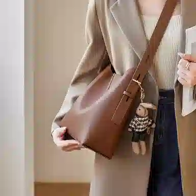 纳兰杜 时尚潮流高级感小众百搭 牛皮 水桶包斜挎单肩包 中号 女款 咖色/米白色