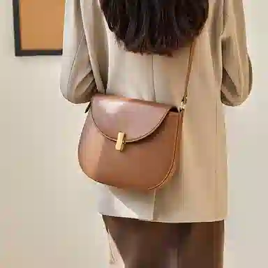 纳兰杜 女包百搭时尚潮流小众品牌通勤包包 牛皮配合成革 马鞍包斜挎包单肩包半圆包 中号 女款 焦糖棕/米白拼杏