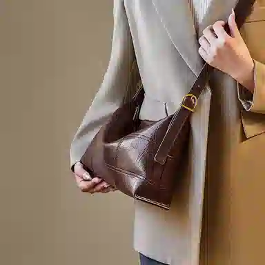 纳兰杜 时尚休闲通勤托特包百搭包包女 牛皮 斜挎包单肩包 大号 女款 咖色/子夜黑