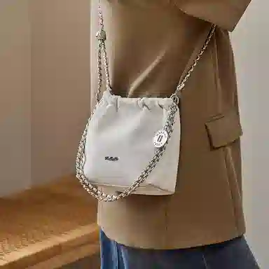纳兰杜 女包新中式缎面百搭潮流女生实用精致包包 牛皮 链条包云朵包腋下包单肩斜挎包 常规 女款 太空银/奶昔白/橄榄绿