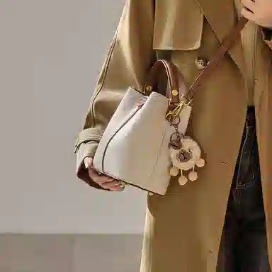 纳兰杜 高级感水桶包简约潮流百搭时尚通勤女包 头层牛皮拼合成革 手提包单肩包 迷你 女款 米白拼咖色