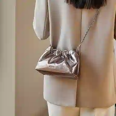 纳兰杜 女包百搭潮流甜酷小众设计感精致褶皱包包 牛皮 链条包云朵包单肩斜挎包 迷你 女款 金枪色