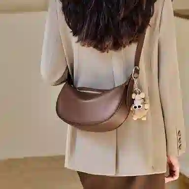 纳兰杜 包包女高颜值潮流百搭休闲高级感简约女包通勤 牛皮 饺子包新月包斜挎单肩包 中号 女款 燕麦色