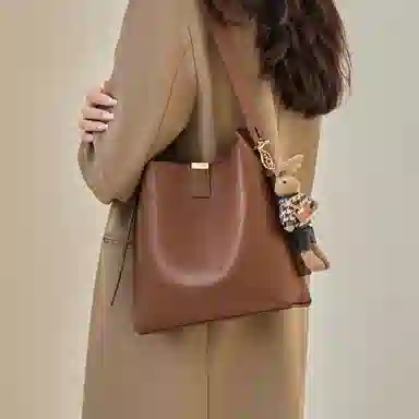 纳兰杜 时尚潮流高级感小众百搭 牛皮 水桶包斜挎单肩包 中号 女款 咖色/米白色