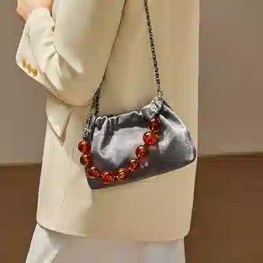 纳兰杜 女包新中式缎面百搭潮流实用女生精致包包 牛皮 链条包云朵包腋下包单肩斜挎包 迷你 女款 太空银/奶昔白/橄榄绿