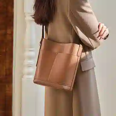 纳兰杜 百搭潮流通勤单肩包女 牛皮 斜挎包 大号 女款 金棕色/咖色/米白拼杏