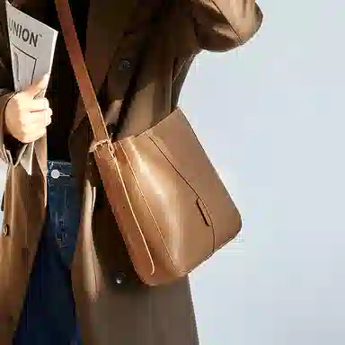 纳兰杜 大容量百搭磁扣开合 牛皮 水桶包斜挎单肩包 大号 女款 可可棕/米白拼杏