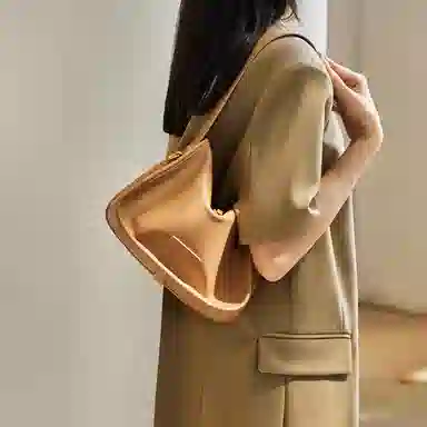 纳兰杜 高颜值百搭时尚简约休闲小众品牌女包 牛皮 腋下包枕头包斜挎包单肩包 中号 女款 黑色 / 盐咖色  / 奶杏色