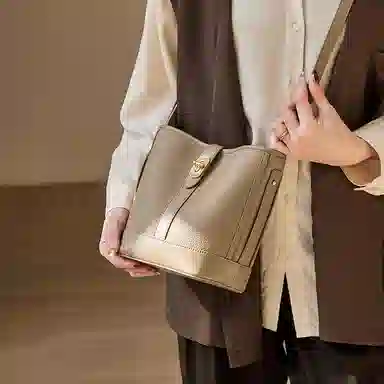 纳兰杜 女包百搭女士休闲简约实用品牌包包 头层牛皮拼合成革 水桶包通勤包单肩包斜挎包 女款 大象灰 小号