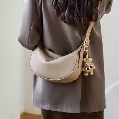 纳兰杜 包包女高颜值潮流百搭休闲高级感简约女包通勤 牛皮 饺子包新月包斜挎单肩包 中号 女款 燕麦色