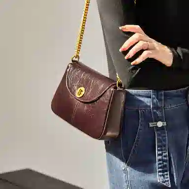 纳兰杜 女包百搭潮流高颜值女生包包精致优雅 牛皮革合成革 链条包小方包斜挎包单肩包 中号 女款 酒红色/子夜黑