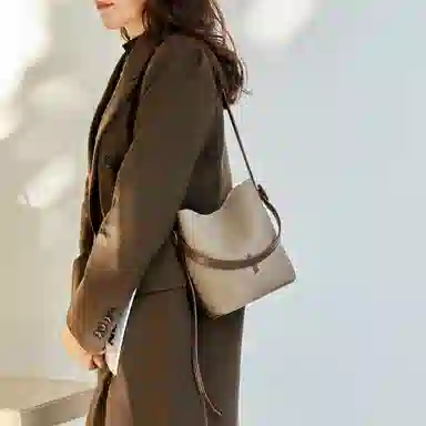 纳兰杜 包包女时尚百搭小众通勤潮流女包 牛皮 水桶包斜挎包单肩包手提包 小号 女款 风衣灰