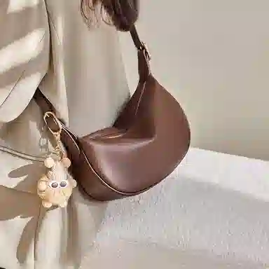 纳兰杜 包包女高颜值潮流百搭休闲高级感简约女包通勤 牛皮 饺子包新月包斜挎单肩包 中号 女款 燕麦色