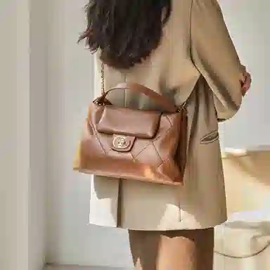 纳兰杜 包包高级感百搭款时尚潮流大容量秋冬女生真皮小香风菱格 牛皮 女包 链条包斜挎包单肩包 大号 女款 黑色/米白色