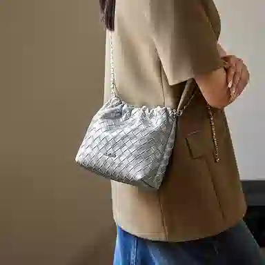 纳兰杜 潮流时尚百搭编织设计褶皱包 牛剖层革拼合成革 链条包斜挎包单肩包 小号 女款 子夜黑/米白色/太空银