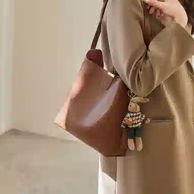 纳兰杜 时尚潮流高级感小众百搭 牛皮 水桶包斜挎单肩包 中号 女款 咖色/米白色