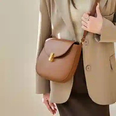 纳兰杜 女包百搭时尚潮流小众品牌通勤包包 牛皮配合成革 马鞍包斜挎包单肩包半圆包 中号 女款 焦糖棕/米白拼杏