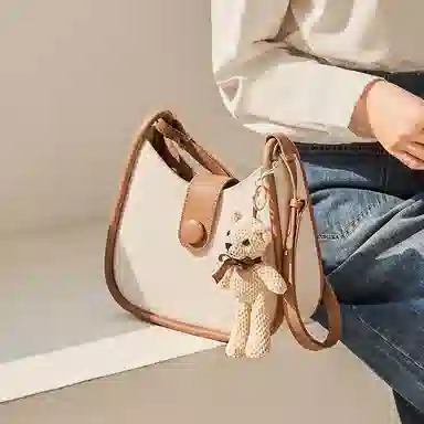 纳兰杜 时尚高级感潮流百搭高颜值设计感 牛皮 水桶包马鞍包斜挎单肩包 女款 米白色