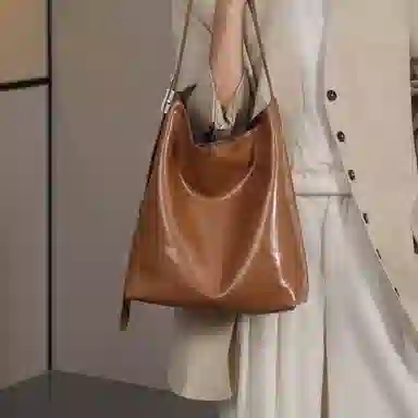 纳兰杜 通勤美拉德复古简约松弛感 牛皮拼合成革 水桶包单肩包 大号 女款 棕色/黑色