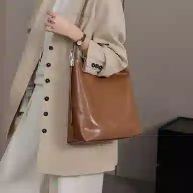 纳兰杜 通勤美拉德复古简约松弛感 牛皮拼合成革 水桶包单肩包 大号 女款 棕色/黑色