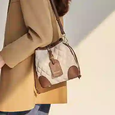 纳兰杜 包包女包百搭菱格潮流高颜值小众品牌 牛皮 水桶包斜挎包单肩包通勤包 中号 女款 米白拼咖/可可棕