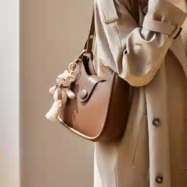 纳兰杜 时尚高级感潮流百搭高颜值设计感 牛皮 水桶包马鞍包斜挎单肩包 女款 米白色