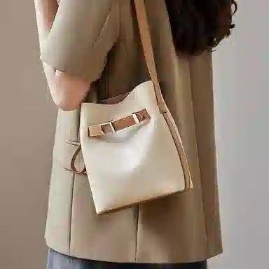 纳兰杜 包包女通勤百搭高级感简约精致休闲女包 牛皮拼合成革 水桶包单肩斜挎包 中号 女款 子夜黑