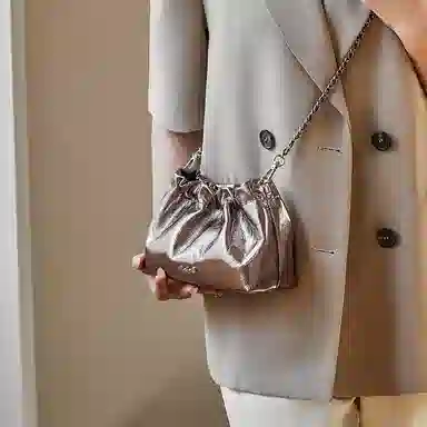 纳兰杜 女包百搭潮流甜酷小众设计感精致褶皱包包 牛皮 链条包云朵包单肩斜挎包 迷你 女款 金枪色